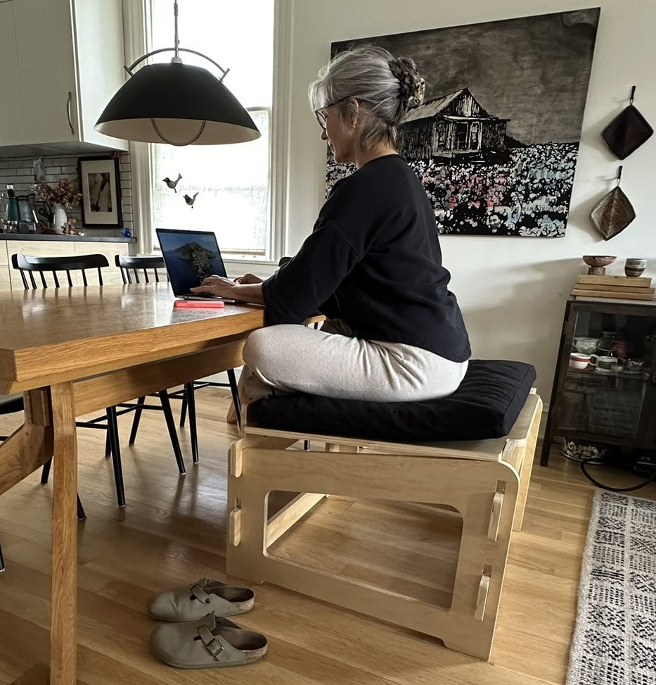 Active sitting platform chair supporting functional sitting positions