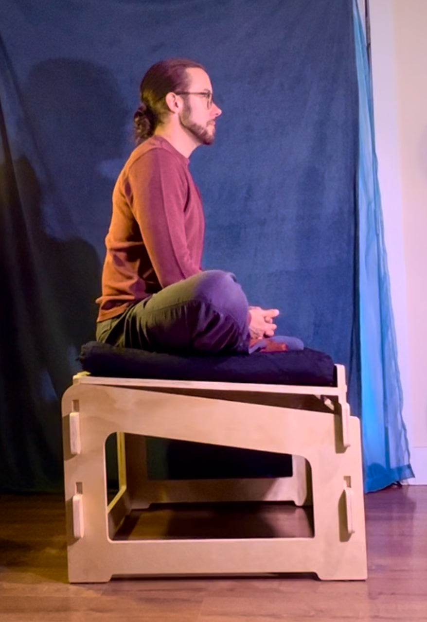 Adjustable angle platform chair supporting natural spinal alignment