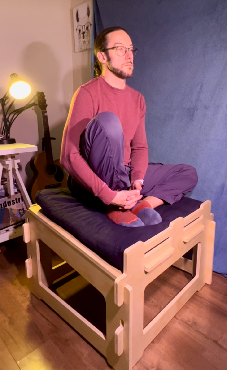 Ergonomic meditation stool supporting balanced upright posture