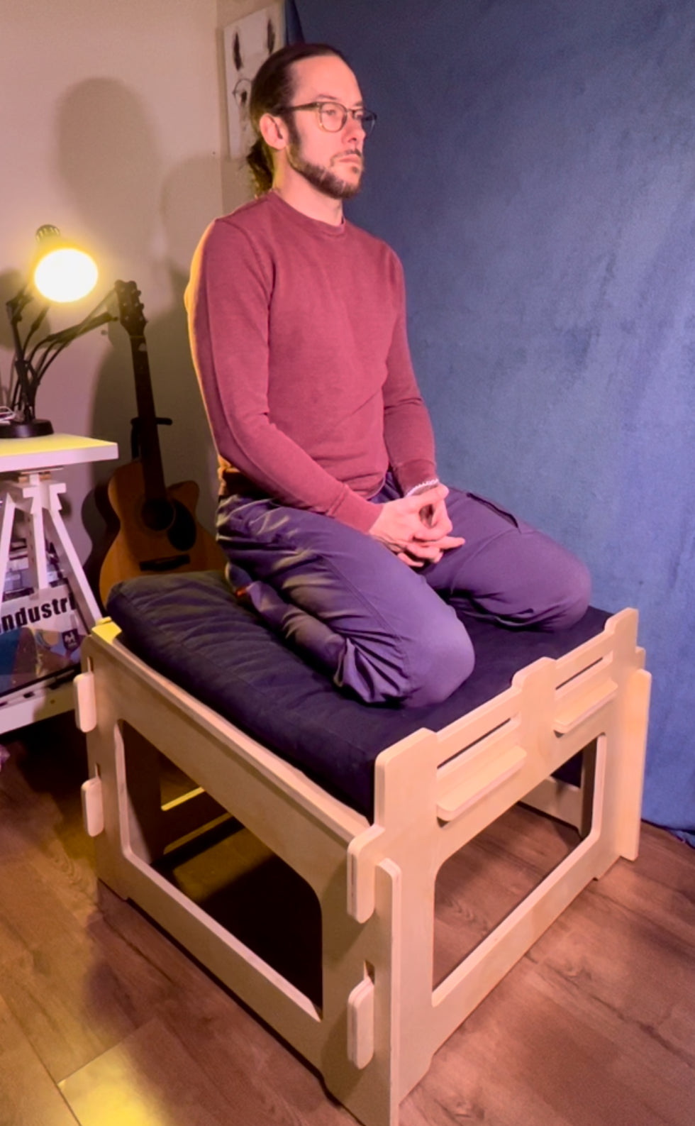 Active sitting platform chair supporting functional sitting positions